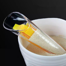 Ladda upp bild till gallerivisning, 2 in 1 Jästmätkopp med Tätningsklämma Kökverktyg Väga & Mäta 2 in 1 Plastic Measure Dry Yeast Special Cup With Sealing Clip Bread Gauge Pick Weights Measure Tool