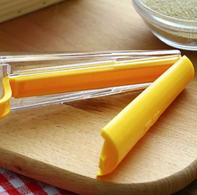 Ladda upp bild till gallerivisning, 2 in 1 Jästmätkopp med Tätningsklämma Kökverktyg Väga & Mäta 2 in 1 Plastic Measure Dry Yeast Special Cup With Sealing Clip Bread Gauge Pick Weights Measure Tool