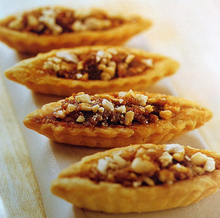 Ladda upp bild till gallerivisning, Small Pie Tart Pan-Oval Shape- Ruby Red & Black 6 PCS /Set