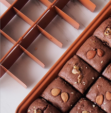 Ladda upp bild till gallerivisning, Non-Stick Brownie Bakform, Kakform Brownieplåt med löstagbar botten & delare Non-stick Pre-Divided Brownie Baking Pan/Precut Brownie Baking Pan with Removable Loose Bottom & Divider