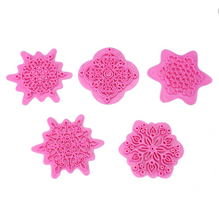 Ladda upp bild till gallerivisning, 5 St/Pack Kakstämplar Snöflinga Fondant Dekroration, 5 Pcs/Set  Snowflake Embosser Christmas Lace Press Biscuit Cookie Fondant Stamps
