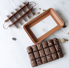 Ladda upp bild till gallerivisning, Non-Stick Brownie Bakform, Kakform Brownieplåt med löstagbar botten &amp; delare Non-stick Pre-Divided Brownie Baking Pan/Precut Brownie Baking Pan with Removable Loose Bottom &amp; Divider
