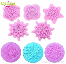 Ladda upp bild till gallerivisning, 5 St/Pack Kakstämplar Snöflinga Fondant Dekroration, 5 Pcs/Set  Snowflake Embosser Christmas Lace Press Biscuit Cookie Fondant Stamps
