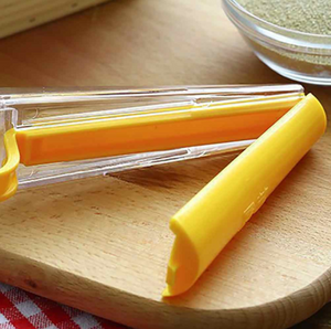 2 in 1 Jästmätkopp med Tätningsklämma  Kökverktyg  Väga & Mäta 2 in 1 Plastic Measure Dry Yeast Special Cup With Sealing Clip Bread Gauge Pick Weights Measure Tool