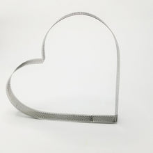 Ladda upp bild till gallerivisning, Hjärta Perforerad Tårtring   209 *206 *20mm 8 Inch Perforated Heart Shape Tart Ring  Mousse
