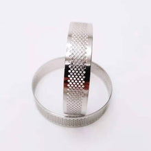 Ladda upp bild till gallerivisning, 2 st Rund Perforerad Tårtring  Φ9*2cm Elektrolytiskt behandlat ostfritt stål 2st Round Perforated Tart Ring 2PCS Round Perforated Tart Ring Φ9*2cm
